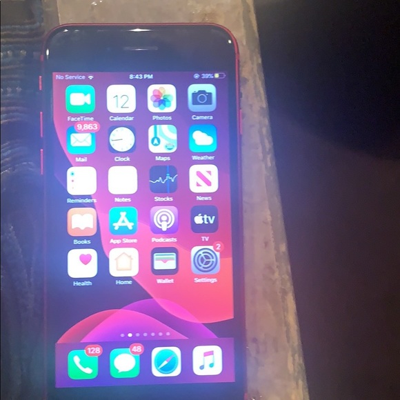 I’m selling a red iPhone Se 2021 brand new no scratches cracks or anything